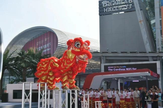 第 136 届广交会开幕！舞龙舞狮引外商运镜拍不停，万商云集汇聚全球人气  第3张