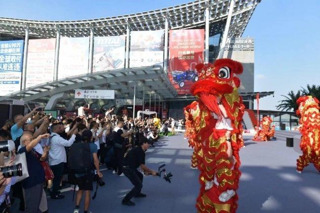 第 136 届广交会开幕！舞龙舞狮引外商运镜拍不停，万商云集汇聚全球人气  第4张