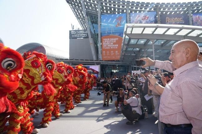 第 136 届广交会开幕！舞龙舞狮引外商运镜拍不停，万商云集汇聚全球人气  第8张