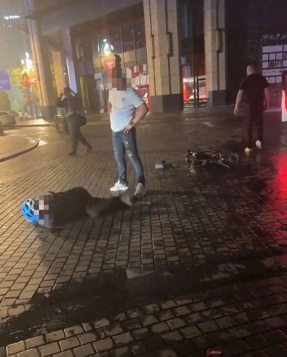 成都代驾小哥遭醉酒男暴打,只因开错后备箱?警方已介入 第1张 成都代驾小哥遭醉酒男暴打,只因开错后备箱?警方已介入 第1张