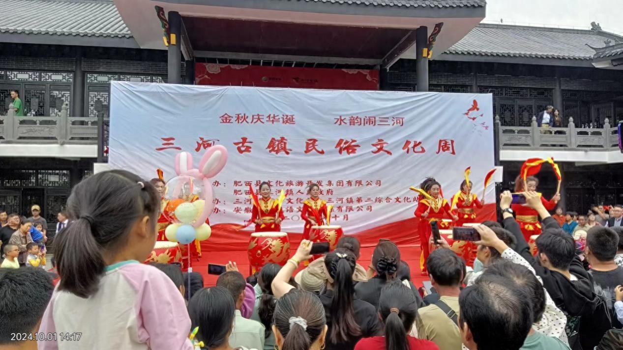 国庆期间，肥西县三河镇的老年大学艺术团竟让游客们都为之疯狂  第1张