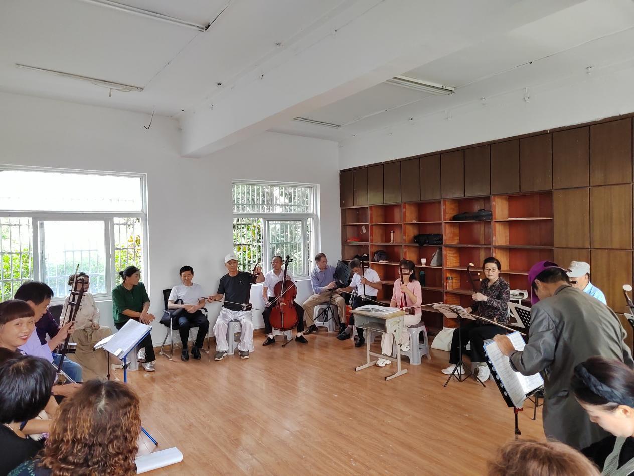 国庆期间，肥西县三河镇的老年大学艺术团竟让游客们都为之疯狂  第2张