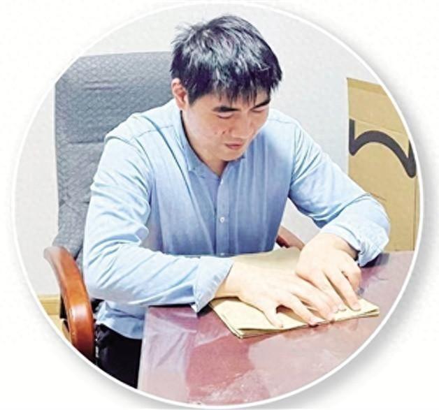 盲人杨东华：用诗词照亮心灵，跨越视觉障碍，尽显才华与风采