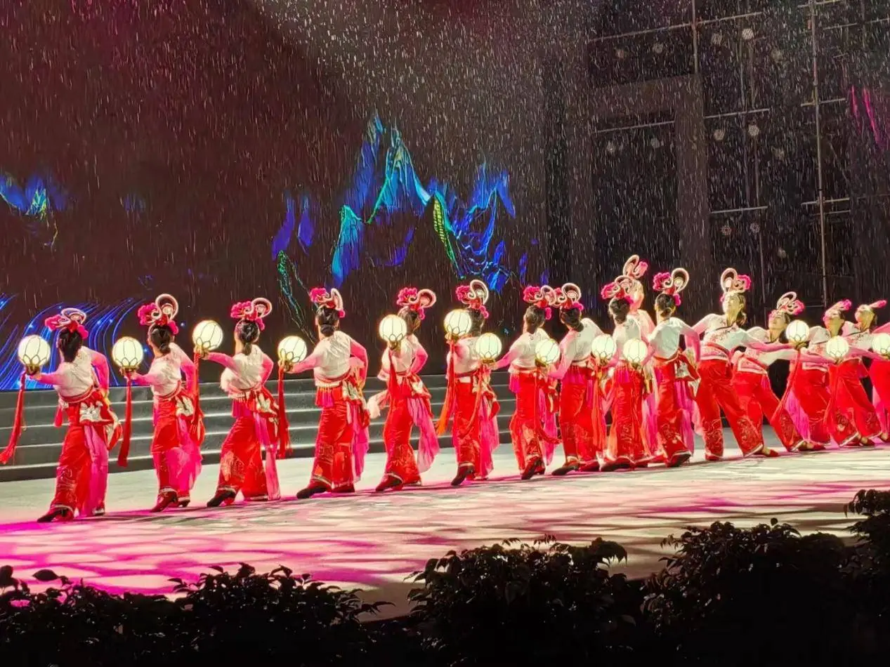 演员冒雨演出,敬业精神触动观众,这场面你见过吗? 第1张 演员冒雨演出,敬业精神触动观众,这场面你见过吗? 第1张