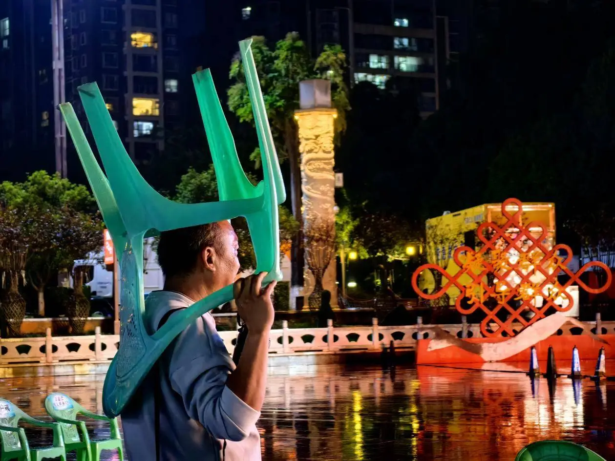 演员冒雨演出,敬业精神触动观众,这场面你见过吗? 第2张 演员冒雨演出,敬业精神触动观众,这场面你见过吗? 第2张