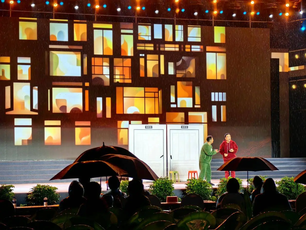 演员冒雨演出,敬业精神触动观众,这场面你见过吗? 第3张 演员冒雨演出,敬业精神触动观众,这场面你见过吗? 第3张