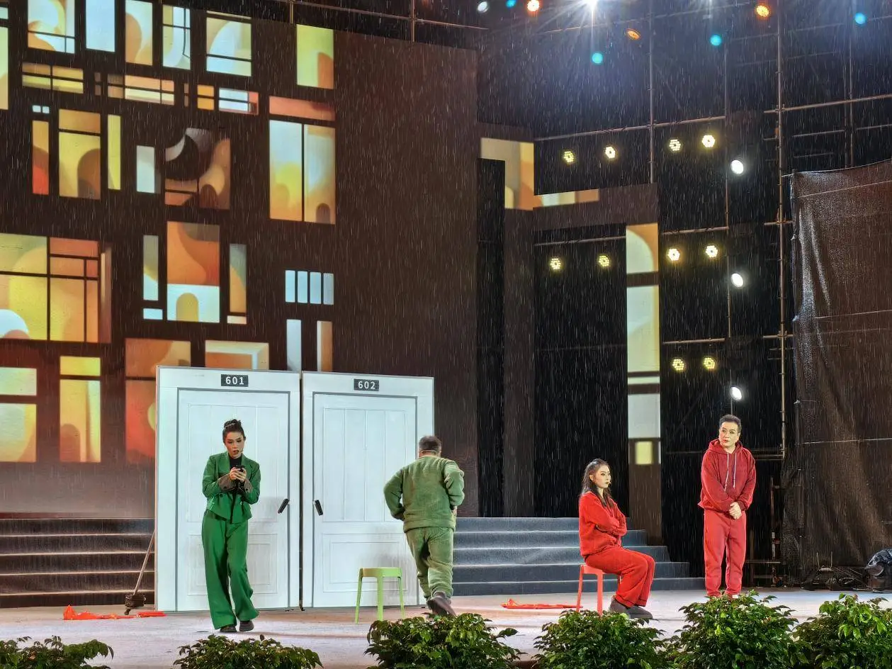 演员冒雨演出,敬业精神触动观众,这场面你见过吗? 第4张 演员冒雨演出,敬业精神触动观众,这场面你见过吗? 第4张