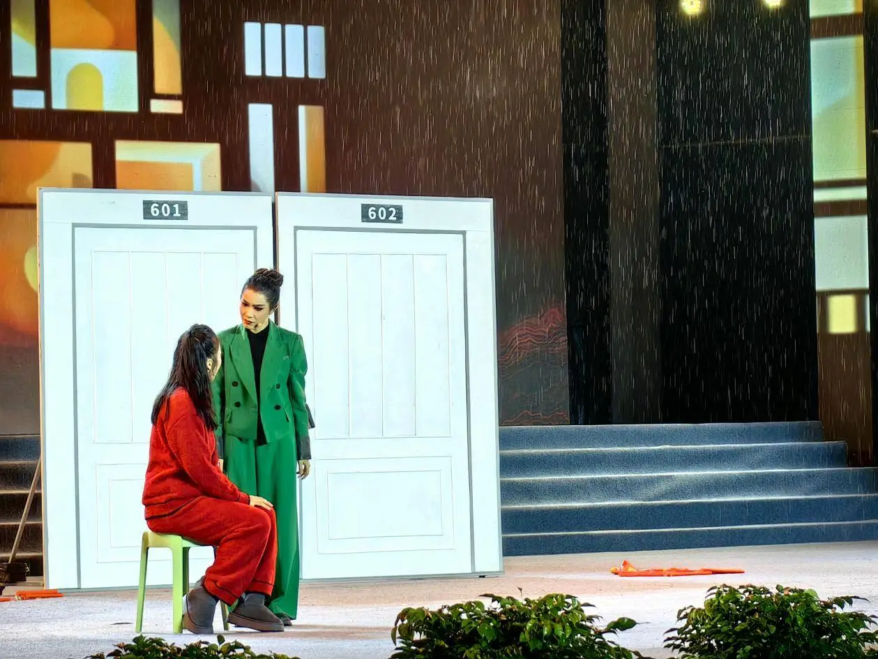 演员冒雨演出,敬业精神触动观众,这场面你见过吗? 第5张 演员冒雨演出,敬业精神触动观众,这场面你见过吗? 第5张