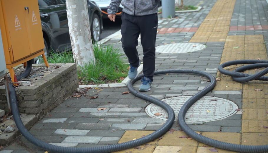 人行道惊现拦路虎！电缆线长期占道，市民出行隐患何时除？  第2张