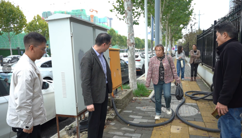 人行道惊现拦路虎！电缆线长期占道，市民出行隐患何时除？  第6张