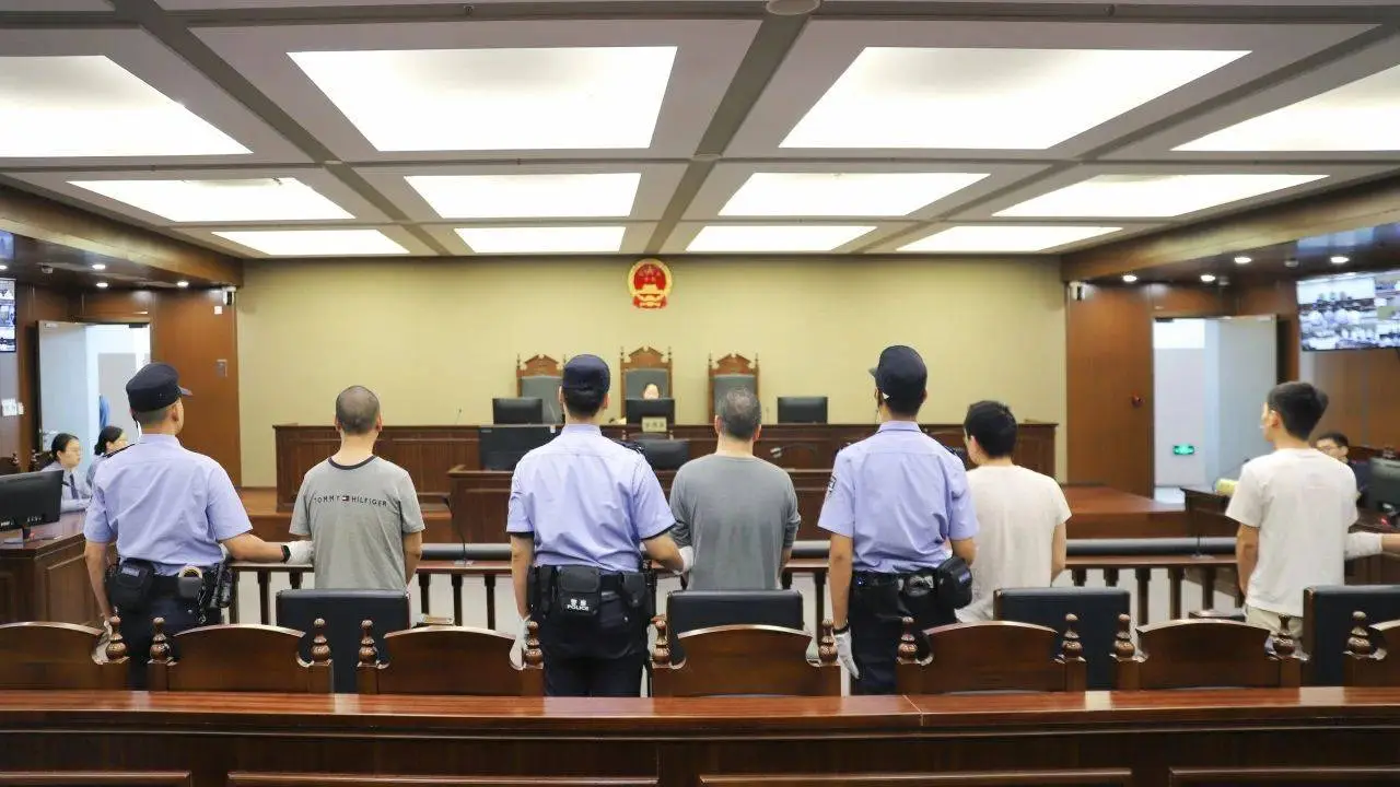 涉案网店超 50 家,销售假冒大牌服饰金额超 3900 万,4 人获刑 第3张 涉案网店超 50 家,销售假冒大牌服饰金额超 3900 万,4 人获刑 第3张