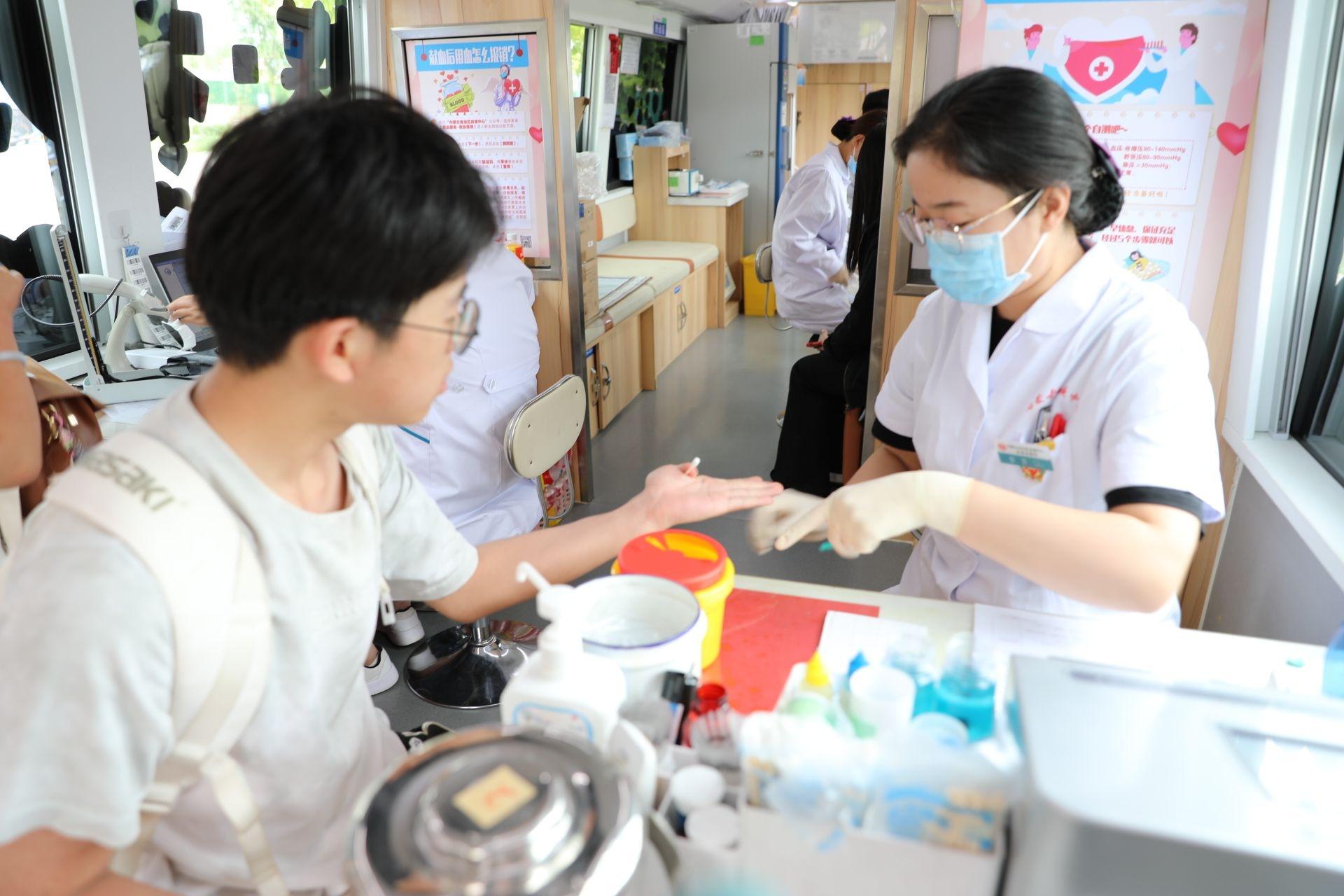 内蒙古艺术学院 65 名师生无偿献血 20500 毫升，这是怎样的心灵洗礼？  第3张