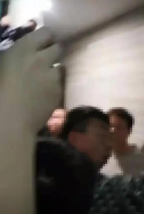 成都一小区租户养近百条蛇，居民恐慌，对面业主已搬家  第2张