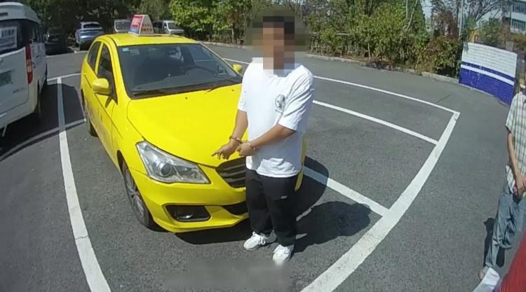 醉酒男子大闹出租车，竟将朋友踹下车还爬上车顶搞破坏  第2张