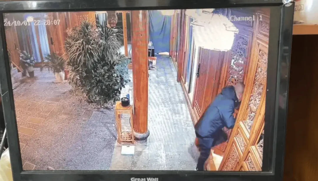 丽江民宿惊魂！陌生男子强行闯入，母亲受惊住院，老板竟拒绝赔偿  第1张
