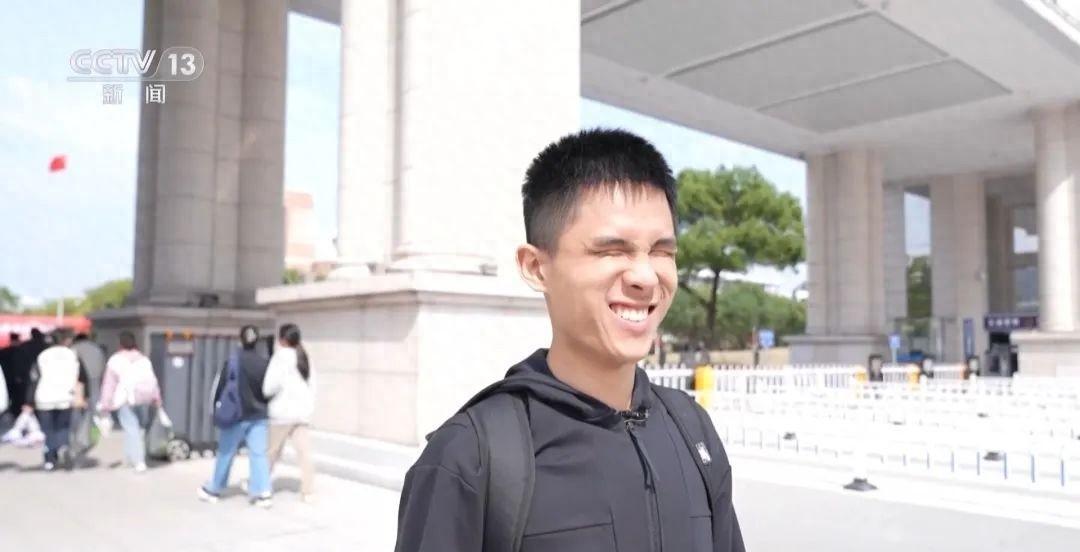 她看不见世界，却能在残奥会夺奖；他看不见光，却能考上大学！盲人的世界同样精彩