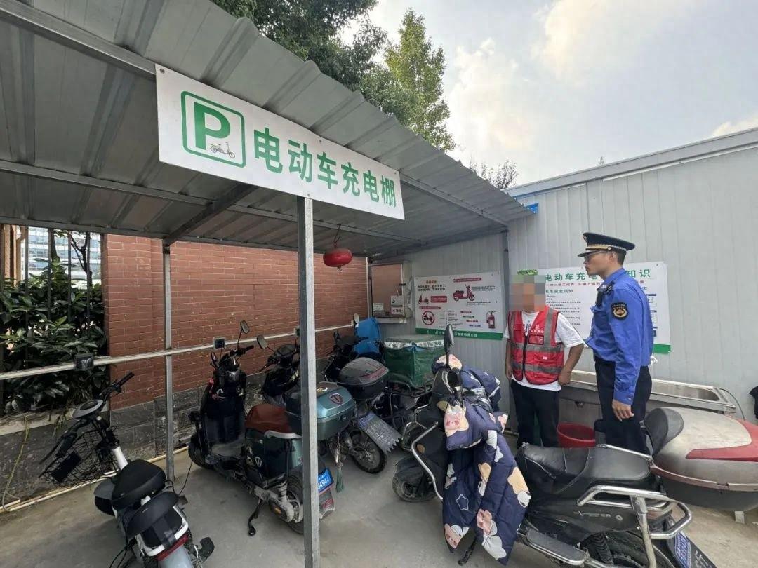 注意！非机动车违规充电隐患大，徐汇城管专项检查筑牢安全防线  第1张