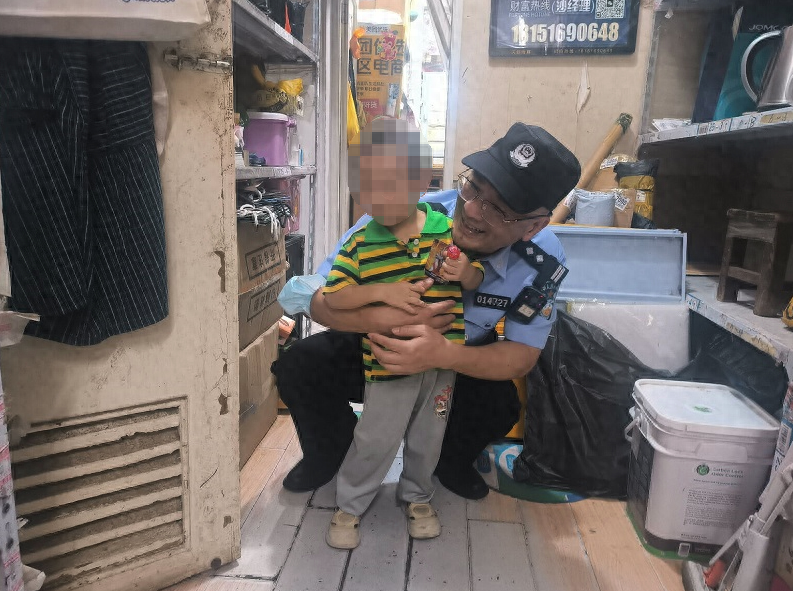 3 岁幼童独自玩耍走失，民警如何帮他找到家人？  第1张