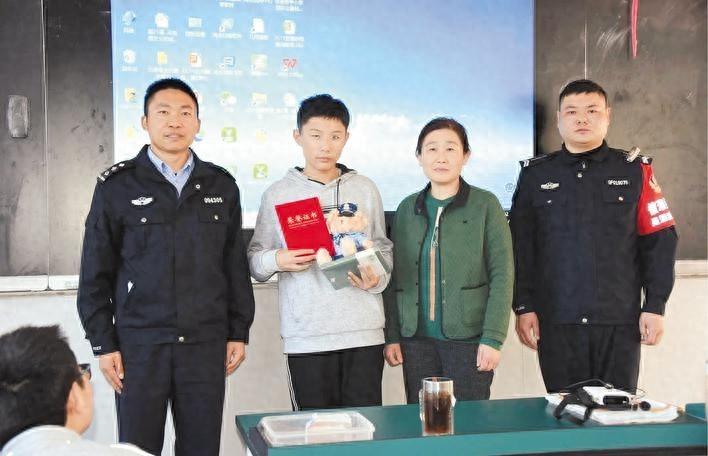18000 元现金失而复得，涡阳民警进课堂表彰拾金不昧好少年