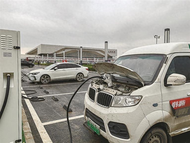 大连北站周边最大充电站投入运营，车主充电可免费停车 3 小时