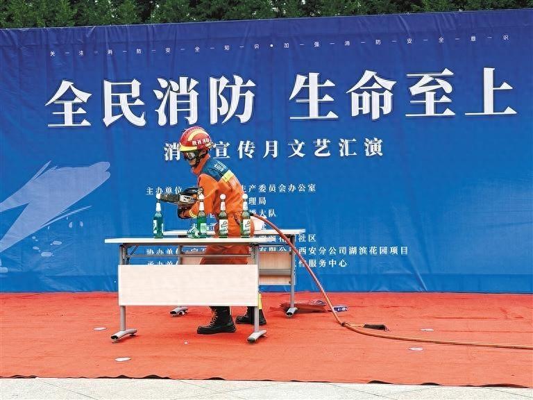 20 秒原地着装，消防员用巨钳夹乒乓球，这是什么神操作？  第1张