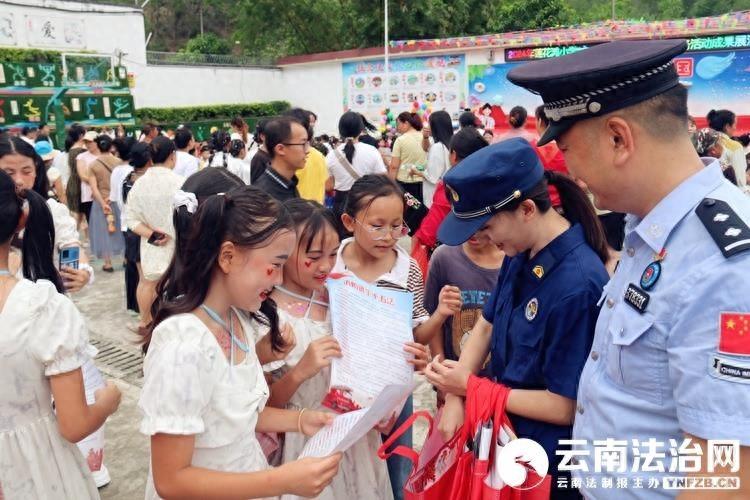 2023 年最甜爱情故事：边境派出所的爱情保安，11 面锦旗背后的坚守