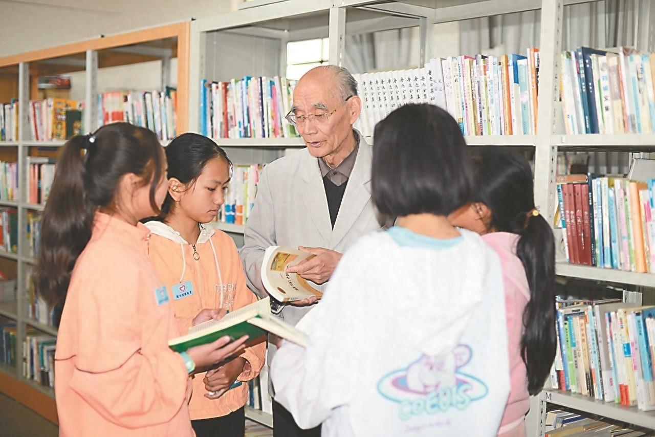 60 岁退休后，他在乌蒙山支教 13 年，成为孩子们心中的月光