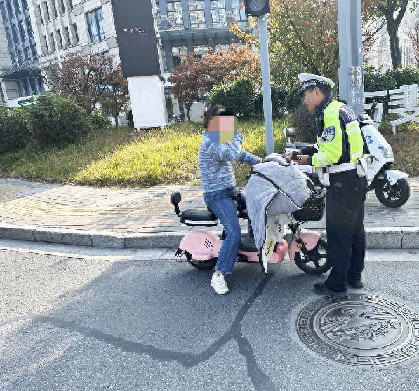 未戴安全头盔上路，你知道有多危险吗？  第1张