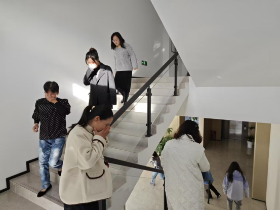 江苏锂辉科技有限公司开展消防演练，全体员工积极参与，为企业安全注入强大生命力  第2张