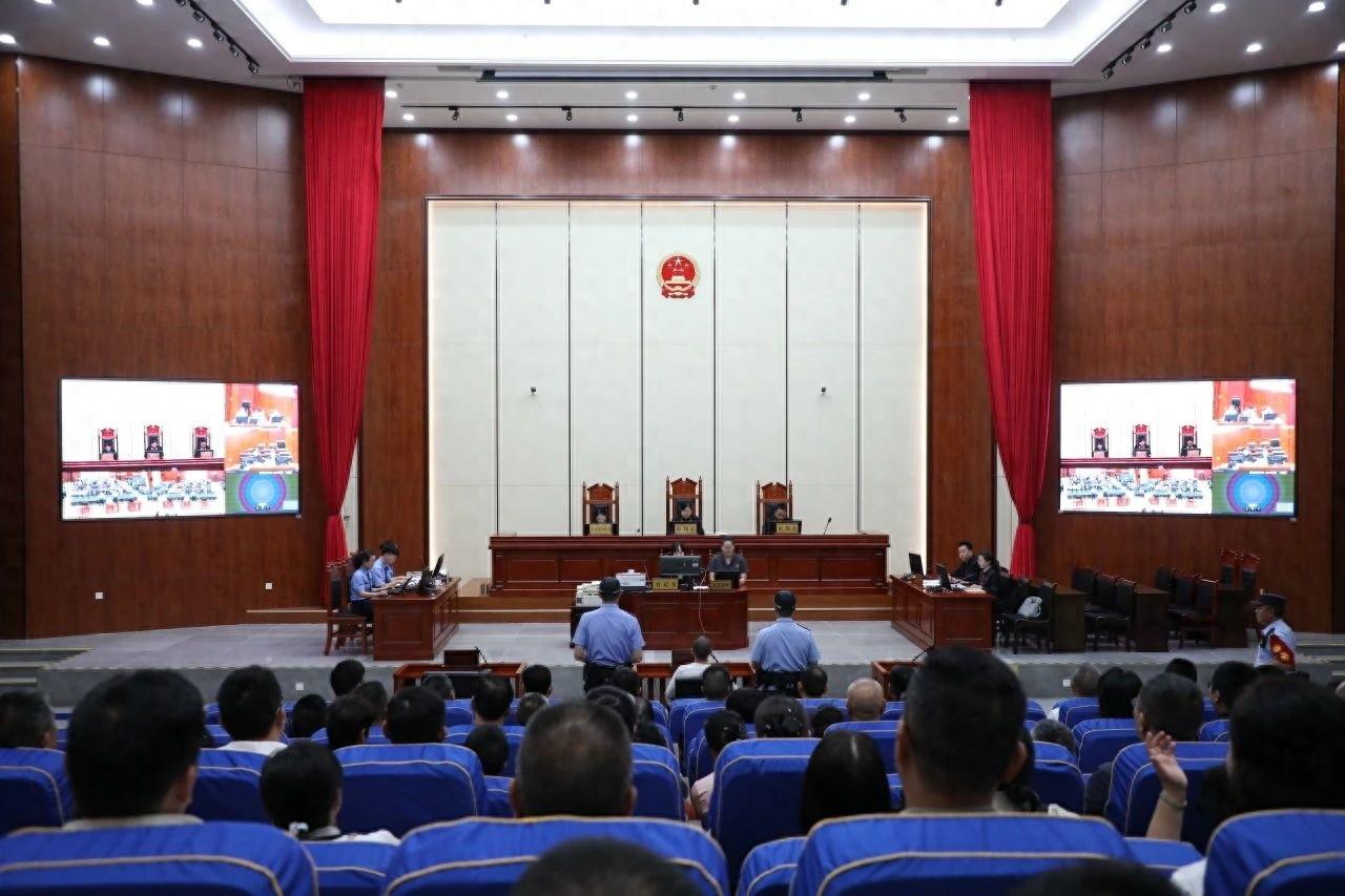 法院干警旁听职务犯罪庭审，敲响反腐警钟  第1张