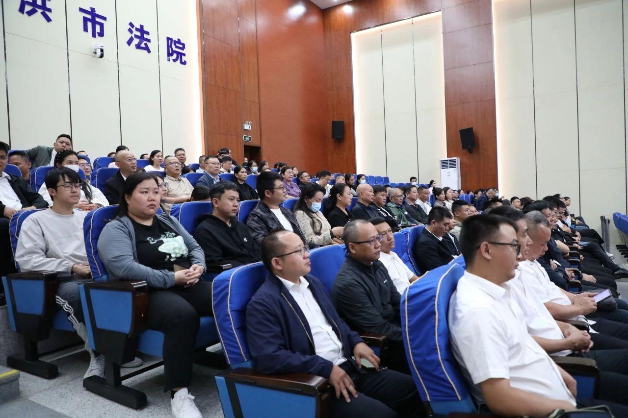 法院干警旁听职务犯罪庭审，敲响反腐警钟  第2张
