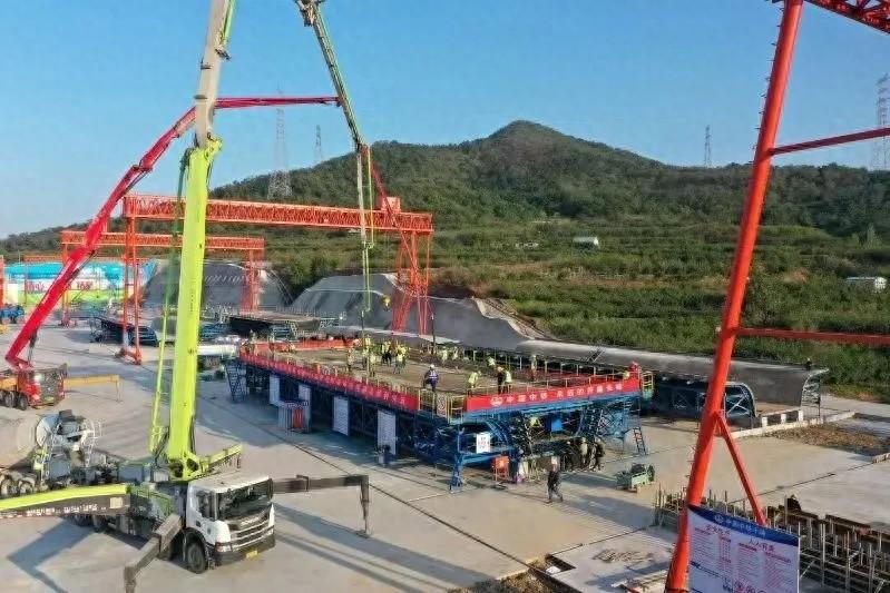 厉害了！潍宿高铁至青岛连接线项目首个连续梁 0 号块顺利浇筑