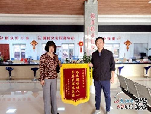 小区公鸡凌晨打鸣扰民十几天，工作人员迅速解决获居民送锦旗  第1张