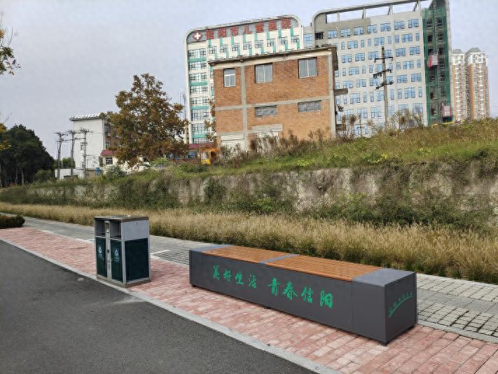 羊山新区新添便民座椅，环卫工人和市民纷纷点赞  第1张