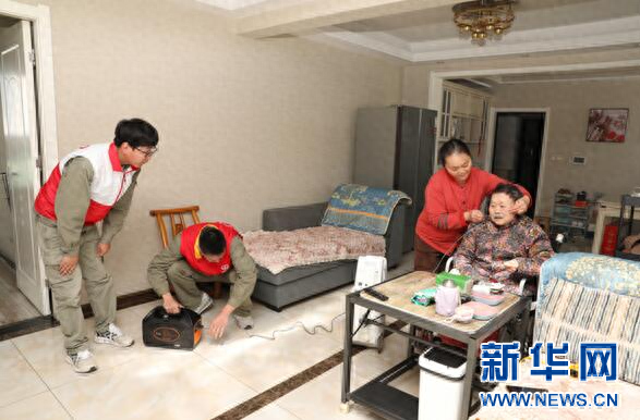 凌晨 5 点，网格员飞奔 26 楼，只为给生病老人送去救命电  第1张