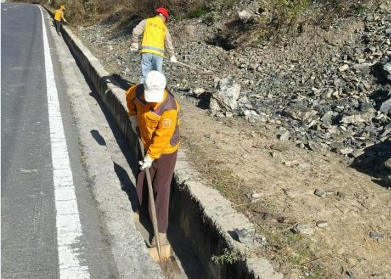 阿坝公路全力以赴，吹响防滑保畅集结号  第5张