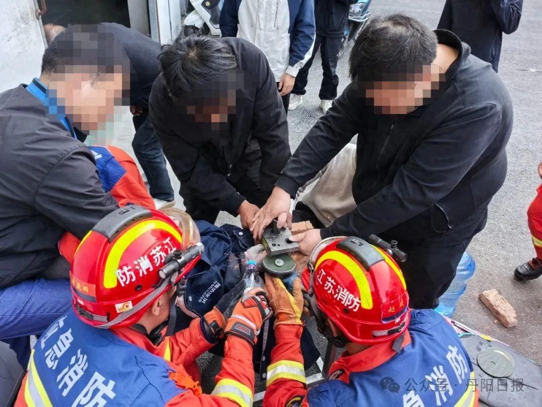 25 分钟！消防救援人员成功解救手指被卡女子