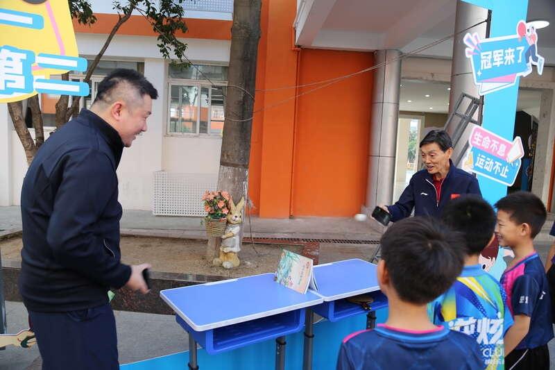 乒乓球冠军进校园，点燃国球文化热情  第2张