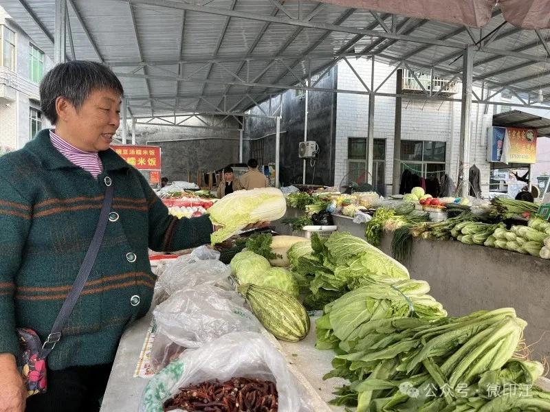 印江自治县龙津街道甲山廉租房区域焕然一新，居民买菜更方便了  第2张