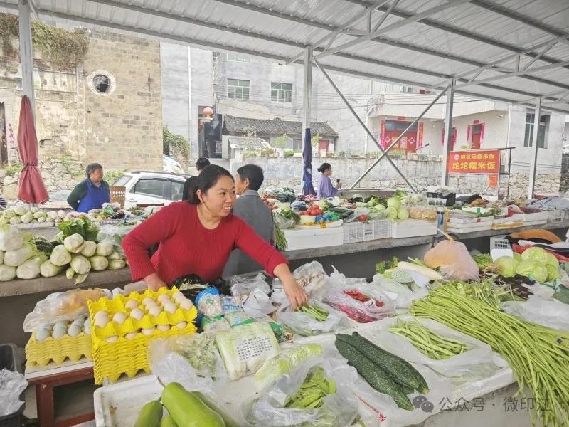 印江自治县龙津街道甲山廉租房区域焕然一新，居民买菜更方便了  第3张