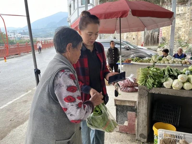 印江自治县龙津街道甲山廉租房区域焕然一新，居民买菜更方便了  第4张