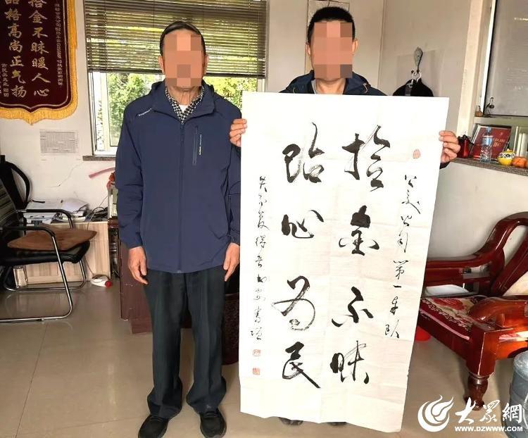 潍坊公交司机拾金不昧，乘客送锦旗表感激，这种温暖场景你见过吗？  第2张