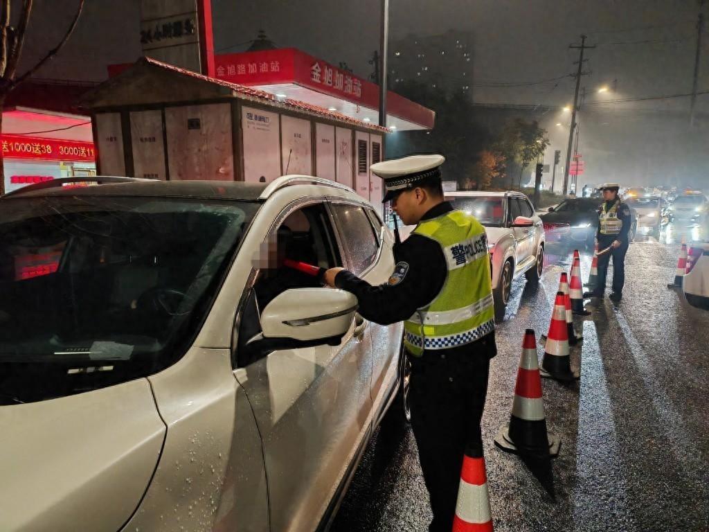 渭城交警强力推进秋冬季道路交通整治，严查酒驾醉驾，守护群众出行平安  第1张