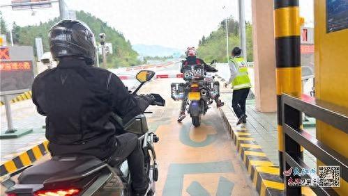 江西三百山收费站，工作人员紧急拦下欲上高速摩托车，消除安全隐患