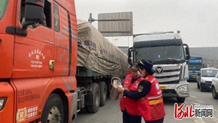 大雾封路车辆滞留，双峰寺收费站志愿服务队情暖司乘  第1张