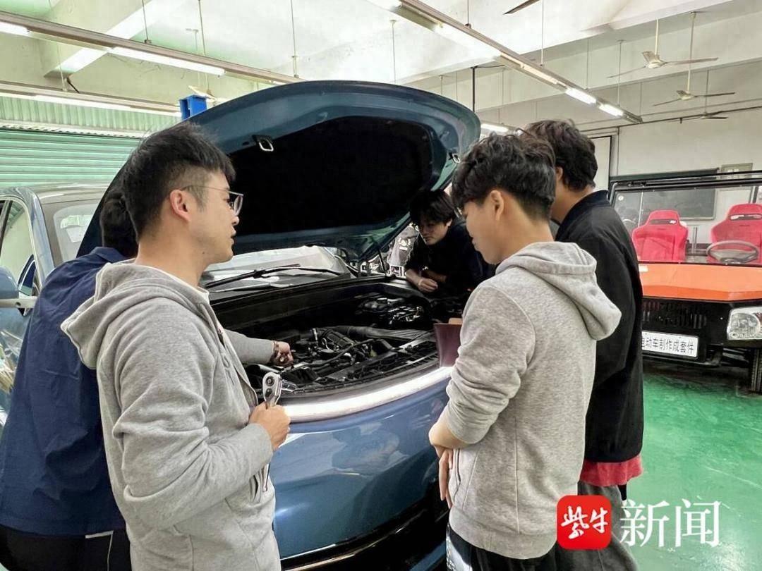 理想 L8 闪亮登场，成为学生探索专业知识的新宠
