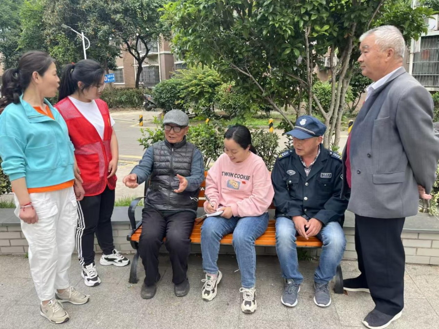 小切口撬动大治理，蚌埠市龙子湖区解三社区家门口红马扎活动成效显著  第4张