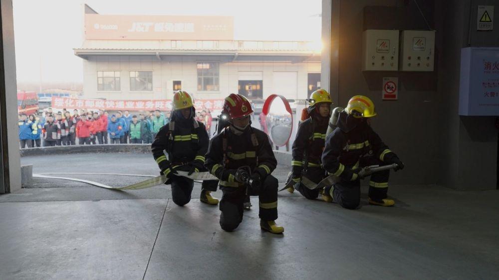 消防演练！绥化 80 余快递人齐聚，提升安全意识，守护行业安全  第6张