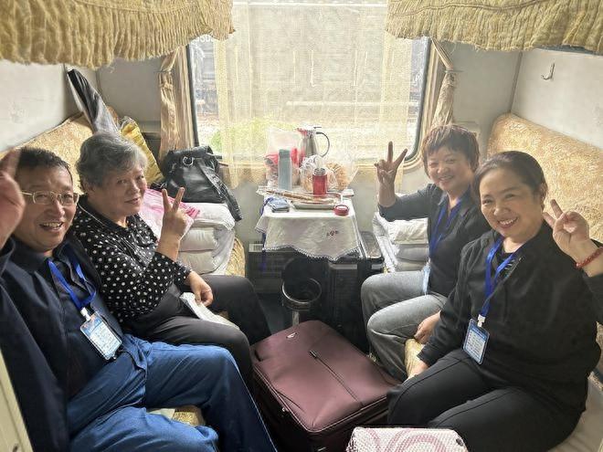500 余名游客乘坐全列空调旅游专列，14 天畅游中越知名景点，全程轻松惬意  第1张