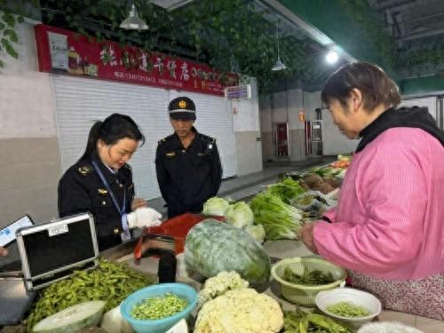 鹰潭贵溪市局对农贸集市市场进行全身体检，保障群众菜篮子安全